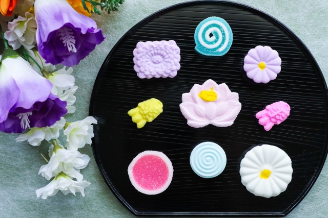 初盆のお供え、行けない時はどうする？相場・送り方と「さすが」と言われる挨拶状マナー