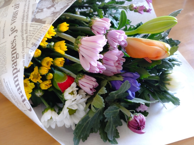 初盆のお供え、行けない時はどうする？相場・送り方と「さすが」と言われる挨拶状マナー