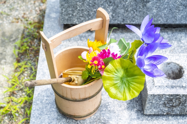 初盆のお供え、行けない時はどうする？相場・送り方と「さすが」と言われる挨拶状マナー