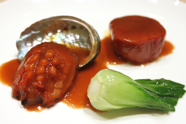 専用ナイフ不要！スプーン1本で動くアワビを安全に捌く「氷水締め」の極意