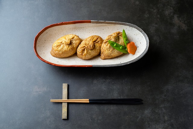 助六寿司の由来は「江戸最強のロマンス」？明日話したくなる粋な雑学と地域差