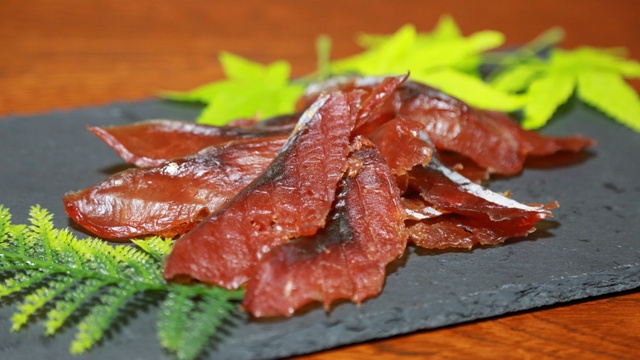 歯が立たない「鮭とば」はハサミで攻略！皮まで旨い職人直伝の食べ方