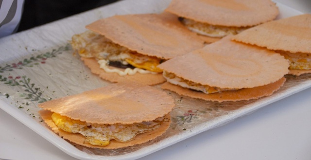 専用せんべい不要！コンビニの「えび満月」で屋台のたませんを完全再現する裏技