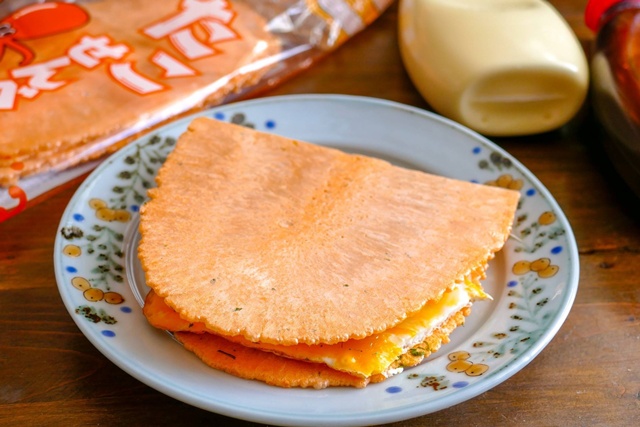 専用せんべい不要！コンビニの「えび満月」で屋台のたませんを完全再現する裏技