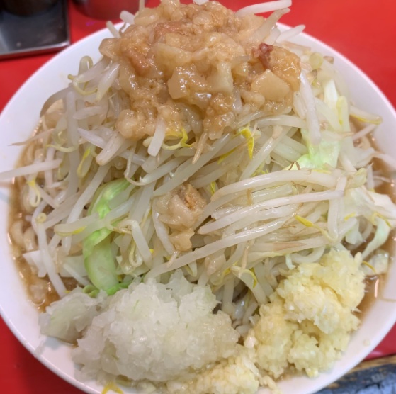 蕨「豚ラーメン」炎上のその後と現在地。 新店「豚に恋してる」との比較で選ぶ、失敗しない二郎系ランチ