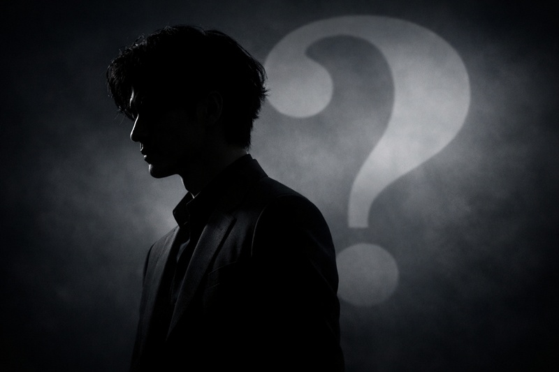 俳優・中島歩の結婚に関する噂の真実に迫る記事のアイキャッチ画像。シルエットと疑問符が、記事が謎を解き明かすことを象徴している。