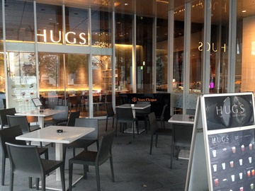 昼下がりにひとりまったりできるラウンジカフェ＆バー　HUGS
